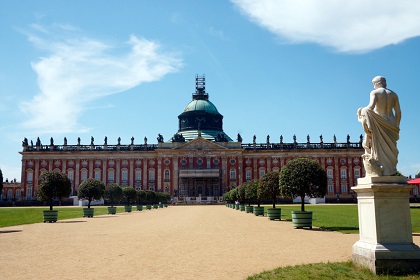 Mit dem Mietwagen von der Sixt Autovermietung Potsdam einen Ausflug zum Alten Palast machen